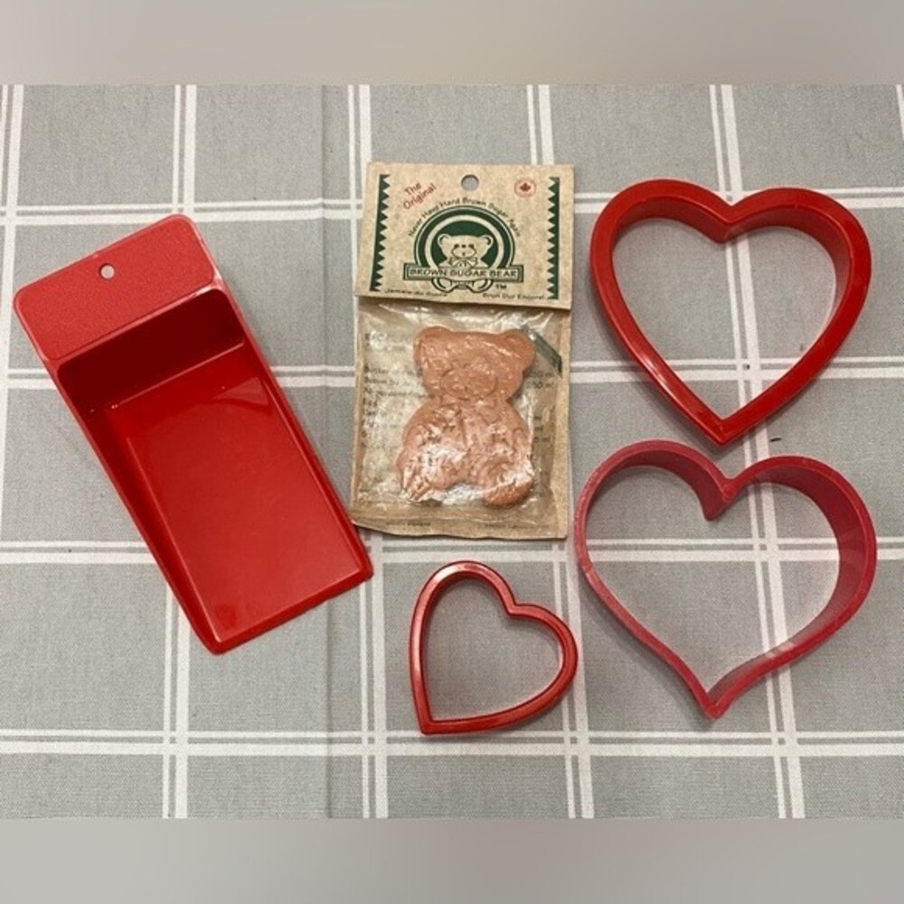 Red Tupperware Scoop Brown Sugar Bear Saver Valentines Heart Cookie Cutter LOT